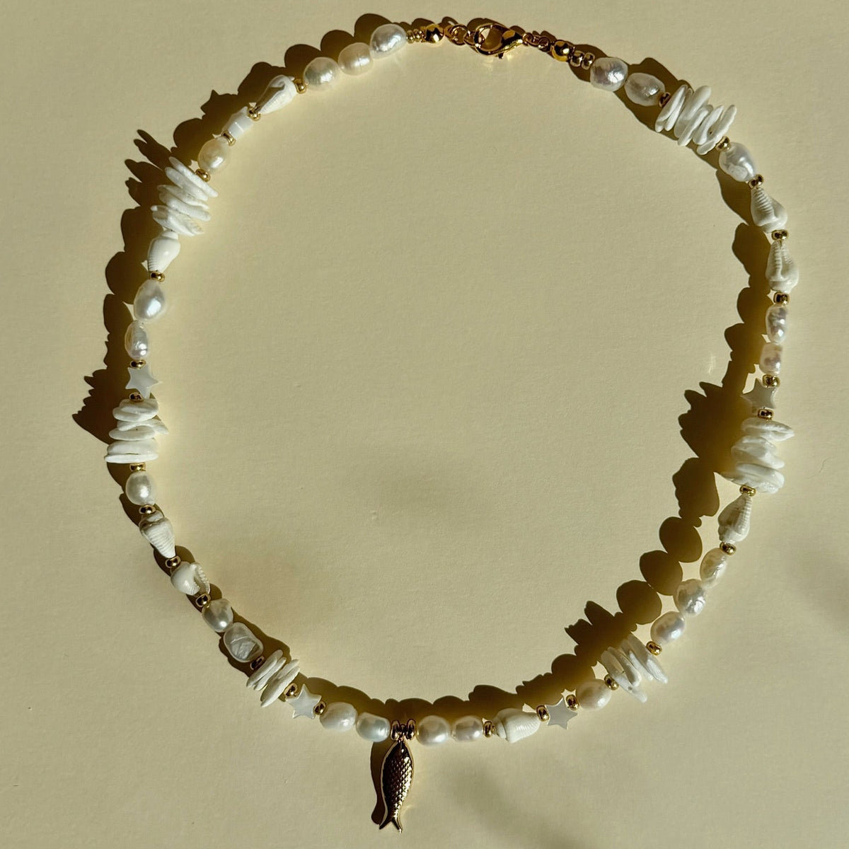 Amalfi Pearl Gold Fish Kaklo Vėrinys