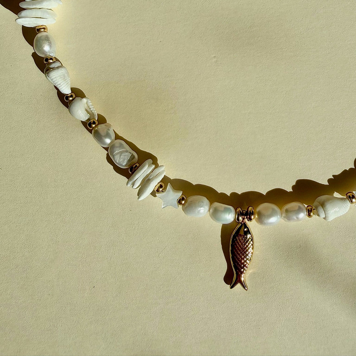 Amalfi Pearl Gold Fish Kaklo Vėrinys