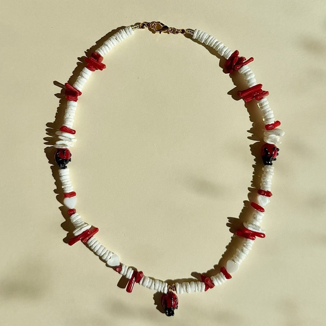 Ladybug Coral Kaklo Vėrinys